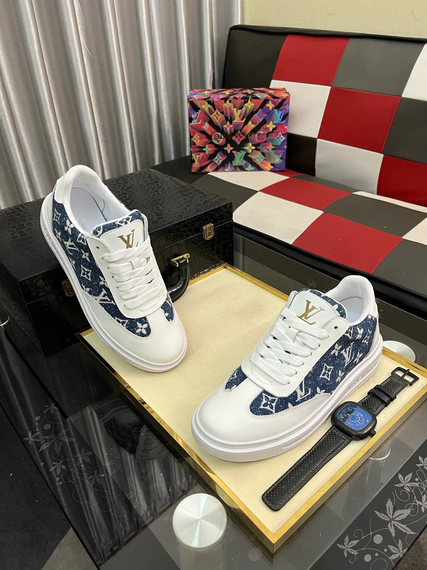 Men's shoes 💰540⌚️⌚️ Louis vuitton/LV Louis Vuitton 》Original quality.~ Unique modern style sneakers. 🏃A must-have casual shoe for trendy men😍😍 Original brand imported from Italy, imported original leather, sheep lining (refuses to discolor and grind feet) Sole: Original sole provided by the original factory, French lazy style design ⚠️Fit to the feet, original quality, super comfortable original sole. Code number: 38-445️⃣Colors available